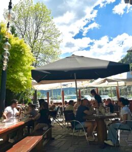 A La Sangria Grill, els amics són família A La Sangria Grill sempre hem dit que el nostre restaurant és molt més que un lloc on menjar bé: és un espai de trobada, de records i de complicitats que es construeixen amb el temps. I avui volem dedicar unes paraules molt especials a uns amics que formen part de la nostra història: els nostres amics de la fotografia, clients habituals que, després de molts anys, continuen compartint moments amb nosaltres. Una amistat que ha crescut amb el temps Ells no són només clients. Són persones que han vist créixer La Sangria Grill, que han estat aquí en els bons moments i en els moments de canvi, que han celebrat amb nosaltres i que han convertit cada visita en una estona plena de rialles, converses i bona energia. Amb les seves càmeres, han capturat instants que expliquen millor que ningú l’essència del nostre restaurant: la nostra terrassa plena de vida, les carns XXXXL a la brasa, les postres casolanes, els crepès de recepta francesa, i sobretot, la calidesa humana que ens defineix. La fotografia com a llenguatge compartit Cada vegada que ens visiten, ens recorden que la fotografia no és només una imatge: és una manera de mirar el món. I ells miren La Sangria Grill amb afecte, amb estima i amb aquella mirada que només tenen els qui coneixen bé un lloc. Gràcies a ells, molts moments que podrien haver passat desapercebuts han quedat immortalitzats: un somriure del nostre equip, una taula plena d’amics, una carn acabada de sortir de la brasa, un vespre d’estiu a la terrassa… Clients, amics i part de la nostra història Ens emociona veure com, després de tant de temps, continuen tornant. Perquè això és el que ens dona sentit: saber que La Sangria Grill és un lloc on la gent se sent bé, on vol tornar, on es crea un vincle que va més enllà de la gastronomia. A vosaltres, amics de la fotografia: gràcies per la vostra fidelitat, per la vostra mirada i per formar part de la nostra família. A La Sangria Grill, les taules es poden buidar… però els records que compartim amb vosaltres sempre es queden.La terrasse de La Sangria Grill Restaurant : un havre de convivialité au cœur de Meritxell. Situé à Meritxell, l’un des lieux les plus emblématiques d’Andorre, La Sangria Grill est bien plus qu’un restaurant : c’est une expérience. Et, au centre de cette expérience se trouve l’un de nos plus grands trésors : notre magnifique terrasse, un espace devenu incontournable pour tous ceux qui recherchent un moment de détente, de bonne cuisine et de plaisir authentique. Un cadre unique, entre nature et chaleur humaine La terrasse de La Sangria Grill privilégie un environnement privilégié, où l’air pur de la montagne rencontre l’atmosphère chaleureuse d’un restaurant familial. Spacieuse, lumineuse et parfaitement aménagée, elle permet de profiter d’un repas en plein air dans un cadre paisible, loin du bruit et du stress. Que ce soit pour un déjeuner ensoleillé, un apéritif entre amis ou un dîner sous les étoiles, notre terrasse s’adapte à toutes les occasions. C’est un lieu où l’on prend le temps, où l’on savoure, où l’on partage. Le plaisir de bien manger… en plein air La terrasse est également l’endroit idéal pour découvrir les spécialités emblématiques de La Sangria Grill, servies avec générosité et passion. 🔥 Les viandes premium XXXXL au feu de bois Notre signature. Des pièces impressionnantes, grillées lentement pour révéler toute leur tendreté et leur saveur. Un spectacle autant qu’un plaisir gustatif, encore plus appréciable en terrasse. 🍰 Les desserts maison XXXXL Chez nous, les desserts sont une institution. Le tiramisu maison XXXL, crémeux et généreux, fait partie des incontournables. Ainsi, nos crêpes maison, préparées selon une recette française authentique, sont un vrai moment de douceur. 🥗 Les entrées maison qui font la différence Caracoles à la braise, tartares, salade César, camembert au four, plats au thon et mangue… Des recettes simples mais travaillées, qui prennent une autre dimension lorsqu’elles sont dégustées en plein air. Un lieu pensé pour le plaisir et le partage La terrasse de La Sangria Grill n'est pas de plus un espace extérieur : c’est un lieu de vie. On y rit, on y trinque, on y célèbre. C’est l’endroit parfait pour un repas en famille, une soirée entre amis, ou simplement pour profiter d’un moment gourmand dans un cadre exceptionnel. Une invitation à profiter de l’instant À La Sangria Grill, vous conviendrez que la cuisine est étonnamment meilleure lorsqu’elle est partagée dans un environnement agréable. Notre terrasse incarne cette philosophie : un espace auquel chaque visite devient un souvenir, où chaque plat raconte une histoire, et où chaque client se sent chez lui. La Sangria Grill – Meritxell, Andorre Votre table vous attend en salle ou sur notre belle terrasse.