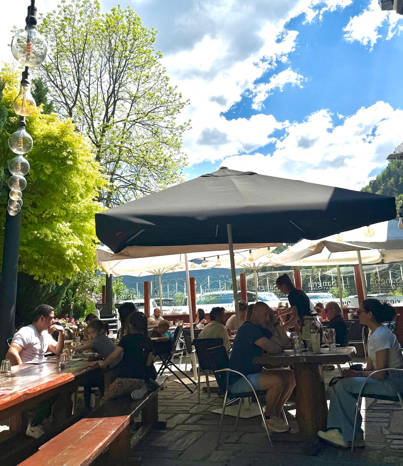 Bienvenue à La Sangria Grill – Meritxell, Andorre
Un lieu où la tradition, la générosité et la passion pour la bonne cuisine se rencontrent.
Notre magnifique terrasse, spacieuse et ensoleillée, est l’endroit idéal pour profiter d’un dîner en plein air, entouré de montagne et d’une ambiance chaleureuse. Que ce soit pour un repas en couple, en famille ou entre amis, notre terrasse est devenue l’un des espaces les plus appréciés de nos clients.
Nos spécialités : le goût authentique de La Sangria Grill
À La Sangria, nous sommes fiers de proposer des plats faits maison et des portions généreuses, devenues notre signature.
🔥 Les viandes premium XXXXL grillées au feu de bois, c'est notre grande spécialité. Des pièces sélectionnées avec soin, grillées lentement pour obtenir une saveur incomparable et une tendreté exceptionnelle. Une expérience incontournable pour les amateurs de viande.
🍰 Les desserts faits maison XXXXL. Chez nous, les desserts ne sont pas une simple conclusion : ce sont de véritables moments de plaisir. Notre tiramisu maison XXXL, crémeux et généreux, est l’un des plus appréciés. Et bien sûr, nos crêpes maison, préparées selon notre propre recette d’origine française, sont un classique que nos clients adorent.
🥗 Entrées et plats spéciaux Nous proposons également une sélection d’entrées maison comme nos plats à base de thon et mangue, nos "caracoles" à la braise, nos tartares, notre salade César ou encore notre camembert au four : des incontournables qui reflètent notre savoir‑faire.
À La Sangria Grill, chaque plat est préparé avec passion, chaque détail compte, et chaque visite doit devenir un souvenir gourmand.
Nous serons ravis de vous accueillir très bientôt, en salle ou sur notre belle terrasse. Votre table vous attend.