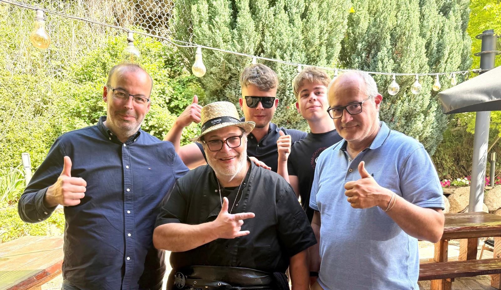 A La Sangria Grill, els amics són família A La Sangria Grill sempre hem dit que el nostre restaurant és molt més que un lloc on menjar bé: és un espai de trobada, de records i de complicitats que es construeixen amb el temps. I avui volem dedicar unes paraules molt especials a uns amics que formen part de la nostra història: els nostres amics de la fotografia, clients habituals que, després de molts anys, continuen compartint moments amb nosaltres. Una amistat que ha crescut amb el temps Ells no són només clients. Són persones que han vist créixer La Sangria Grill, que han estat aquí en els bons moments i en els moments de canvi, que han celebrat amb nosaltres i que han convertit cada visita en una estona plena de rialles, converses i bona energia. Amb les seves càmeres, han capturat instants que expliquen millor que ningú l’essència del nostre restaurant: la nostra terrassa plena de vida, les carns XXXXL a la brasa, les postres casolanes, els crepès de recepta francesa, i sobretot, la calidesa humana que ens defineix. La fotografia com a llenguatge compartit Cada vegada que ens visiten, ens recorden que la fotografia no és només una imatge: és una manera de mirar el món. I ells miren La Sangria Grill amb afecte, amb estima i amb aquella mirada que només tenen els qui coneixen bé un lloc. Gràcies a ells, molts moments que podrien haver passat desapercebuts han quedat immortalitzats: un somriure del nostre equip, una taula plena d’amics, una carn acabada de sortir de la brasa, un vespre d’estiu a la terrassa… Clients, amics i part de la nostra història Ens emociona veure com, després de tant de temps, continuen tornant. Perquè això és el que ens dona sentit: saber que La Sangria Grill és un lloc on la gent se sent bé, on vol tornar, on es crea un vincle que va més enllà de la gastronomia. A vosaltres, amics de la fotografia: gràcies per la vostra fidelitat, per la vostra mirada i per formar part de la nostra família. A La Sangria Grill, les taules es poden buidar… però els records que compartim amb vosaltres sempre es queden.