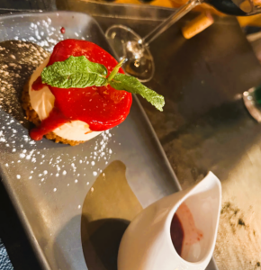La Sangria Grill – L’essència de la brasa a Meritxell (Canillo) Al cor de Meritxell (Canillo), envoltat de natura i d’un ambient que combina tradició i calidesa, trobem La Sangria Grill, un restaurant que ha convertit la brasa en el seu llenguatge propi. Un espai on el producte és el protagonista i on cada detall està pensat perquè el client gaudeixi d’una experiència gastronòmica autèntica, generosa i memorable. A La Sangria Grill, la cuina gira al voltant de les carns prèmium a la brasa, una de les especialitats més reconegudes del país. Peces seleccionades, maduracions cuidades i una cocció precisa que dona com a resultat carns tendres, sucoses i amb aquell aroma inconfusible de llenya. Si vols aprofundir en aquesta especialitat, pots explorar els nostres plats de brasa. Però la carta va molt més enllà: amanides fresques, entrants casolans, peixos a la brasa, plats tradicionals i una selecció de postres fets a casa que mantenen viva la cuina de sempre. Tot elaborat amb producte de qualitat i una filosofia clara: fer les coses molt bé, sense artificis. L’espai és ampli, acollidor i ideal tant per a parelles com per a famílies i grups. La seva terrassa exterior, envoltada de muntanya, és un dels punts més apreciats durant la temporada de bon temps. Un lloc perfecte per gaudir d’un dinar o sopar tranquil, amb bona música, bon ambient i un servei atent i proper. La Sangria Grill també destaca per la seva carta de vins, amb referències nacionals i internacionals pensades per maridar amb la brasa. Si vols descobrir opcions recomanades, pots explorar la seva selecció de vins per a carn. Amb una trajectòria consolidada i una reputació excel·lent entre locals i visitants, La Sangria Grill s’ha convertit en un punt de trobada imprescindible per a tots aquells que busquen qualitat, quantitat i autenticitat en un mateix lloc. Un restaurant que no només alimenta, sinó que deixa record. #LaSangriaGrill #BrasaAndorra #Canillo #GastronomiaAndorra #CuinaTradicional
