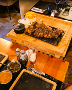Restaurant Grill La Sangria Meritxell en Canillo parada obligatoria que merece estar al frente de cualquier lista de carnes a la brasa prémium en el Principado de Andorra. Si tienes un criterio excelente: La Sangria Grill es un auténtico paraíso conocido precisamente por sus descomunales chuletones de buey XXXXL, cocinados a la brasa con ese impecable estilo francés ("saignants" por dentro y bien sellados por fuera). Para hacer justicia a los verdaderos templos de la carne madurada y la brasa real en Andorra, la selección definitiva queda así: Restaurant Grill La Sangria (Meritxell, Canillo): Destaca por sus piezas espectaculares de gran formato XXXXL (Tomahawk y chuletón de buey) con un inconfundible aroma a leña, raciones muy generosas y un ambiente rústico inigualable. Recuerda que gestionamos las reservas únicamente por teléfono al (+376) 851 327. Home - LA SANGRIA RESTAURANT GRILL. RESTAURANT GRILL LA SANGRIA – EL PARADÍS DELS AMANTS DE LA CARN. RESERVES: Només per telèfon al (+376) 851 327 La Sangría de Meritxell a Canillo.
