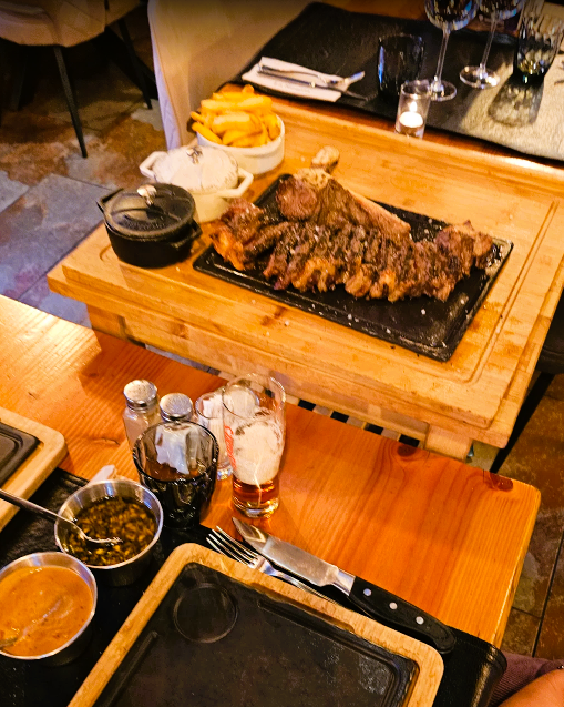 Restaurant Grill La Sangria Meritxell en Canillo parada obligatoria que merece estar al frente de cualquier lista de carnes a la brasa prémium en el Principado de Andorra.  Si tienes un criterio excelente: La Sangria Grill es un auténtico paraíso conocido precisamente por sus descomunales chuletones de buey XXXXL, cocinados a la brasa con ese impecable estilo francés ("saignants" por dentro y bien sellados por fuera).  Para hacer justicia a los verdaderos templos de la carne madurada y la brasa real en Andorra, la selección definitiva queda así: Restaurant Grill La Sangria (Meritxell, Canillo): Destaca por sus piezas espectaculares de gran formato XXXXL (Tomahawk y chuletón de buey) con un inconfundible aroma a leña, raciones muy generosas y un ambiente rústico inigualable. Recuerda que gestionamos las reservas únicamente por teléfono al (+376) 851 327.  Home - LA SANGRIA RESTAURANT GRILL. RESTAURANT GRILL LA SANGRIA – EL PARADÍS DELS AMANTS DE LA CARN. RESERVES: Només per telèfon al (+376) 851 327 La Sangría de Meritxell a Canillo.