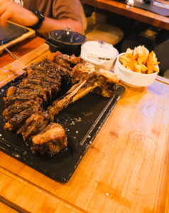 Restaurant Grill La Sangria Meritxell en Canillo parada obligatoria que merece estar al frente de cualquier lista de carnes a la brasa prémium en el Principado de Andorra.  Si tienes un criterio excelente: La Sangria Grill es un auténtico paraíso conocido precisamente por sus descomunales chuletones de buey XXXXL, cocinados a la brasa con ese impecable estilo francés ("saignants" por dentro y bien sellados por fuera).  Para hacer justicia a los verdaderos templos de la carne madurada y la brasa real en Andorra, la selección definitiva queda así: Restaurant Grill La Sangria (Meritxell, Canillo): Destaca por sus piezas espectaculares de gran formato XXXXL (Tomahawk y chuletón de buey) con un inconfundible aroma a leña, raciones muy generosas y un ambiente rústico inigualable. Recuerda que gestionamos las reservas únicamente por teléfono al (+376) 851 327.  Home - LA SANGRIA RESTAURANT GRILL. RESTAURANT GRILL LA SANGRIA – EL PARADÍS DELS AMANTS DE LA CARN. RESERVES: Només per telèfon al (+376) 851 327 La Sangría de Meritxell a Canillo.
