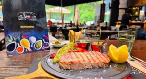 🐟🔥 ATÚN ROJO A LA BRASA · EL NUEVO PLATO ESTRELLA DE LA SANGRIA GRILL (MERITXELL) El atún rojo a la brasa llega a La Sangria Grill como una de las incorporaciones más especiales de nuestra carta. Un producto noble, de sabor profundo y textura impecable, que cocinamos sobre brasa de leña, siguiendo la filosofía que define nuestra casa: respeto absoluto por el producto y una técnica que potencia cada matiz. 🔥 Un producto excepcional, cocinado como merece El atún rojo es uno de los pescados más valorados del mundo por su calidad y su intensidad aromática. En La Sangria Grill lo marcamos a la brasa para conseguir: Exterior dorado y ligeramente caramelizado Interior jugoso, tierno y lleno de sabor Aroma inconfundible de brasa de leña, sello de nuestra cocina Una preparación sencilla, pura y honesta, que deja que el protagonista sea el producto. 🍽️ Un plato que se suma a nuestras especialidades Este nuevo plato se integra a la perfección con nuestras propuestas más queridas: Carnes prémium XXXXL a la brasa Entrantes caseros como el atún con mango Caracoles a la brasa Tartar elaborados al momento Ensalada César Camembert al horno Crêpes caseras con receta francesa Postres caseros XXXXL El atún rojo a la brasa llega para reforzar nuestra apuesta por el producto de calidad y las elaboraciones cuidadas. 🌄 Meritxell, brasa y sabor Disfrutar este plato en nuestra terraza o en el interior del restaurante, rodeado de las montañas de Meritxell, convierte la experiencia en algo único. Un plato elegante, saludable y lleno de carácter, perfecto para quienes buscan algo diferente sin renunciar a la esencia de La Sangria Grill. ✨ Te invitamos a descubrirlo El atún rojo a la brasa ya está disponible. Ven a probarlo y déjate sorprender por un sabor que combina tradición, brasa y producto excepcional. #LaSangriaGrill #AtúnRojo #BrasaDeLeña #Meritxell #GastronomíaAndorrana #NuevoPlato
