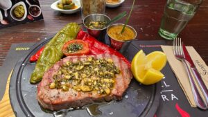 🔥🐟 Nouveau à La Sangria Grill : le thon rouge à la Braise À La Sangria Grill, nous avons un nouveau plat qui va faire fondre les amateurs de produits d’exception : le thon rouge à la braise, préparé avec la même passion et la même maîtrise que nos viandes de grande renommée premium XXXXL au feu de bois. Ce thon rouge, sélectionné avec soin, est saisi sur notre braise de bois, ce qui lui donne : une texture fondante, un goût intense, et ce parfum unique de la braise qui fait la signature de notre cuisine. Un plat élégant, sain, et plein de caractère, qui s’ajoute parfaitement à nos spécialités : entrées maison comme le thon au mango, caracoles à la braise, tartares, camembert au four, crêpes artisanales et nos desserts maison XXXXL. ✨ Une nouveauté qui a déjà conquis nos clients Servi dans le cadre magique de Meritxell, entouré de montagnes, ce thon rouge à la braise garantisse une expérience gourmande qui allie finesse, fraîcheur et authenticité. 📍 Venez le découvrir dès maintenant Le thon rouge à la braise est disponible à la carte. On vous attend pour le savourer… et l’adorer. #LaSangriaGrill #ThonRouge #CuisineAuFeuDeBois #Meritxell #GastronomieAndorrane #NouveauPlat