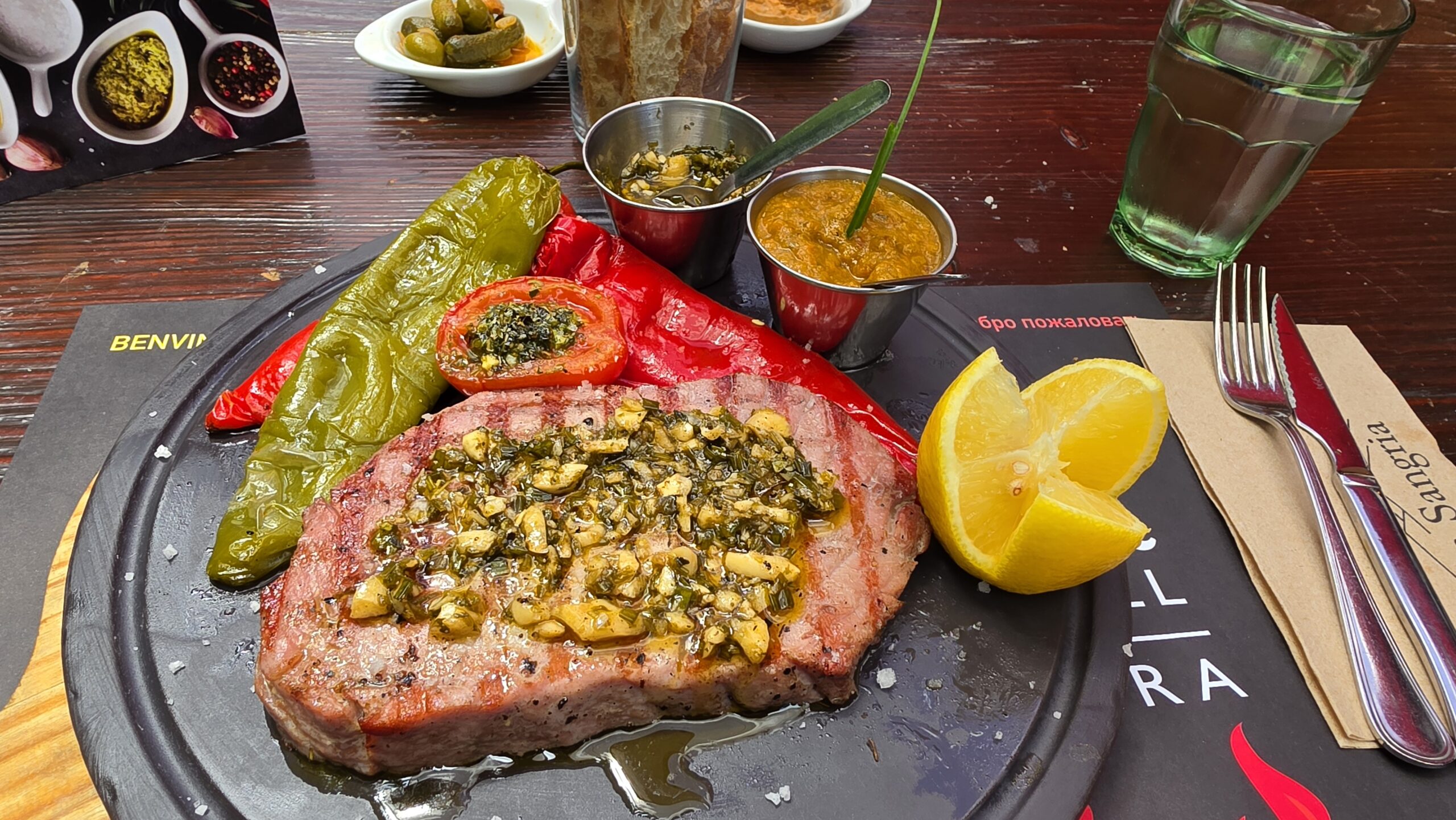 🔥🐟 Nouveau à La Sangria Grill : le thon rouge à la Braise À La Sangria Grill, nous avons un nouveau plat qui va faire fondre les amateurs de produits d’exception : le thon rouge à la braise, préparé avec la même passion et la même maîtrise que nos viandes de grande renommée premium XXXXL au feu de bois. Ce thon rouge, sélectionné avec soin, est saisi sur notre braise de bois, ce qui lui donne : une texture fondante, un goût intense, et ce parfum unique de la braise qui fait la signature de notre cuisine. Un plat élégant, sain, et plein de caractère, qui s’ajoute parfaitement à nos spécialités : entrées maison comme le thon au mango, caracoles à la braise, tartares, camembert au four, crêpes artisanales et nos desserts maison XXXXL. ✨ Une nouveauté qui a déjà conquis nos clients Servi dans le cadre magique de Meritxell, entouré de montagnes, ce thon rouge à la braise garantisse une expérience gourmande qui allie finesse, fraîcheur et authenticité. 📍 Venez le découvrir dès maintenant Le thon rouge à la braise est disponible à la carte. On vous attend pour le savourer… et l’adorer. #LaSangriaGrill #ThonRouge #CuisineAuFeuDeBois #Meritxell #GastronomieAndorrane #NouveauPlat