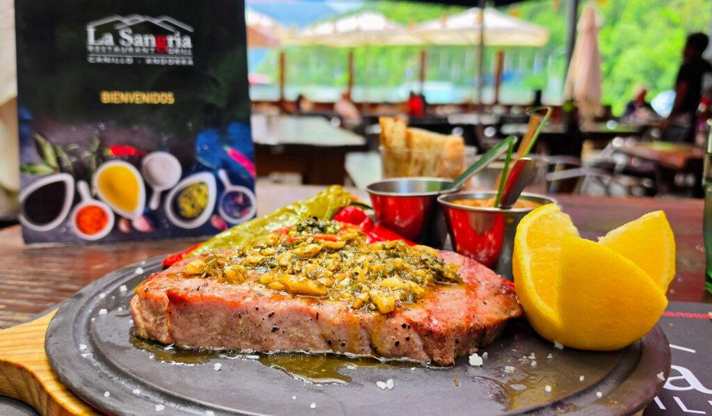 🔥🐟 Nouveau à La Sangria Grill : le thon rouge à la Braise<br /> À La Sangria Grill, nous avons un nouveau plat qui va faire fondre les amateurs de produits d’exception : le thon rouge à la braise, préparé avec la même passion et la même maîtrise que nos viandes de grande renommée premium XXXXL au feu de bois.<br /> Ce thon rouge, sélectionné avec soin, est saisi sur notre braise de bois, ce qui lui donne :<br /> une texture fondante,<br /> un goût intense,<br /> et ce parfum unique de la braise qui fait la signature de notre cuisine.<br /> Un plat élégant, sain, et plein de caractère, qui s’ajoute parfaitement à nos spécialités : entrées maison comme le thon au mango, caracoles à la braise, tartares, camembert au four, crêpes artisanales et nos desserts maison XXXXL.<br /> ✨ Une nouveauté qui a déjà conquis nos clients<br /> Servi dans le cadre magique de Meritxell, entouré de montagnes, ce thon rouge à la braise garantisse une expérience gourmande qui allie finesse, fraîcheur et authenticité.<br /> 📍 Venez le découvrir dès maintenant<br /> Le thon rouge à la braise est disponible à la carte. On vous attend pour le savourer… et l’adorer.<br /> #LaSangriaGrill #ThonRouge #CuisineAuFeuDeBois #Meritxell #GastronomieAndorrane #NouveauPlat