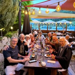 🌞 La magnifique terrasse de La Sangria Grill À La Sangria, la terrasse est bien plus qu’un simple espace extérieur. C’est un lieu où l’on profite du soleil, de l’air pur d’Andorre et d’une ambiance chaleureuse qui donne envie de s’attarder autour d’un bon repas. Spacieuse, lumineuse et entourée de montagnes, notre terrasse est l’endroit idéal pour savourer nos viandes XXXXL au feu de bois, nos desserts maison XXXXL, nos crêpes artisanales ou encore nos entrées préparées avec passion. Un cadre parfait pour un déjeuner en famille, un dîner entre amis ou un moment de détente après une journée bien remplie. Ici, chaque plat prend encore plus de saveur, chaque instant devient plus agréable, et chaque visite se transforme en un souvenir. Venez profiter de notre terrasse et vivre l’expérience La Sangria en plein air. #LaSangriaGrill #TerrasseAndorre #CuisineAuFeuDeBois #Meritxell #GastronomieAndorrane