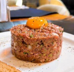 🇫🇷🔥 La Sangria Grill Une expérience gourmande, généreuse et 100 x 100 plaisir À La Sangria Grill, chaque repas est une célébration de la viande premium XXL, du feu de bois, et du savoir‑faire maison. Notre cuisine est pensée pour les amoureux des grillades, des saveurs authentiques et des plats généreux qui font parler d’eux. Nous proposons une carte riche en spécialités qui font notre réputation : Viandes XXL grillées à la perfection Tartares maison préparés minute Thon au mango, une création signature Escargots grillés, croustillants et savoureux Salade César revisitée façon Sangria Grill Camembert rôti fondant et irrésistible Crêpes maison et desserts XXL pour finir en beauté 🔥 Une ambiance chaleureuse au cœur de Meritxell Situé à Meritxell (Andorre), La Sangria Grill est un lieu où la convivialité, le service professionnel et l’expérience gastronomique se rencontrent. Que ce soit pour un dîner entre amis, un repas en famille ou une soirée spéciale, notre équipe vous accueille avec le sourire et une cuisine qui ne laisse personne indifférent. 🍽️ Pourquoi choisir La Sangria Grill ? Qualité exceptionnelle des produits Cuissons au feu de bois uniques en Andorre Portions généreuses Cuisine maison du début à la fin Ambiance chaleureuse et service attentionné ✨ Une adresse incontournable en Andorre Si vous cherchez un restaurant où bien manger, bien boire et bien profiter, La Sangria Grill est votre destination. Une cuisine authentique, généreuse et pleine de caractère… exactement ce que vous méritez. #LaSangriaGrill #Andorre #ViandesXXL #FeuDeBois #CuisineMaison #Meritxell #GastronomieAndorrane