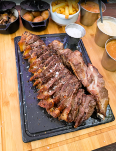 LA SANGRIA GRILL A MERITXELL · CARNS XXXXL · EXPERIÈNCIES DE 10 · CLIENTS FELIÇOS. A La Sangria Grill, cada dia cuinem amb foc, passió i producte de primera. Però el que més ens omple és veure com els nostres clients marxen feliços, satisfets i amb ganes de tornar. I les seves paraules ho diuen tot: Algunes de les ressenyes que ens aagradant molt: “Una experiencia de 10. Hemos disfrutado de un espectacular chuletón para los dos, en su punto perfecto, tierno y con muchísimo sabor. La carne estaba increíble y se nota la calidad del producto. Muy buen servicio y un ambiente estupendo. Totalmente recomendable.” “Excelente trato y muy buena comida. Llegamos tarde, a las 16:15, 8 personas… y aún así nos atendieron rápido y muy amables. Siempre repetimos.” “Gino nos atendió espectacular: entrantes, principales y postres perfectos. El trato y el ambiente, de 10. Volveremos.” “Un restaurant imprescindible d’Andorra. Carn d’escàndol, servei atent i esforç per parlar català. Molt recomanable.” “La ostia: calidad, cantidad y precio. Servicio atento 100%. Sin espera, ambiente perfecto.” El que ens fa únics A La Sangria Grill oferim: Carns XXXXL a la brasa amb talles generoses i sabor intens Producte prèmium seleccionat amb cura Servei molt acollidor i professional Ambient agradable per gaudir en parella, família o grup Experiències gastronòmiques que es recorden Cada dia, el nostre equip —amb noms com Gino, que ja és llegenda entre els clients— treballa perquè cada visita sigui millor que l’anterior. Si encara no ens coneixes, t’esperem. Si ja has vingut… segur que repetiràs. #LaSangriaGrill #CarnsXXXL #AndorraGastronomia #ChuletónDeEscándalo #Experiencia10
