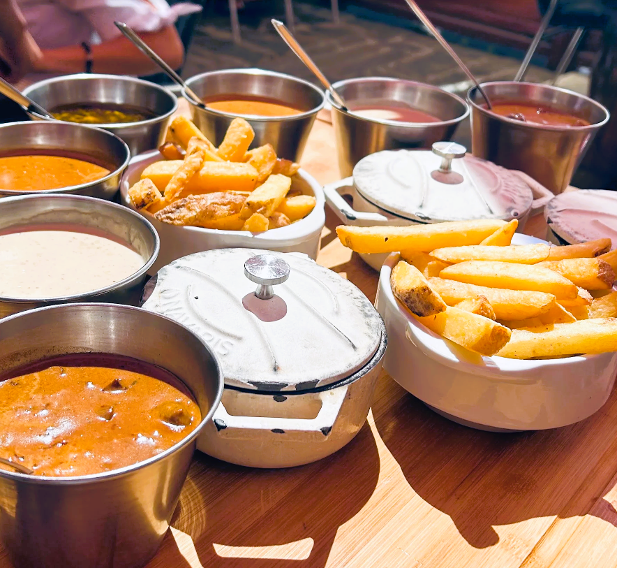 LA SANGRIA GRILL A MERITXELL · CARNS XXXXL · EXPERIÈNCIES DE 10 · CLIENTS FELIÇOS. A La Sangria Grill, cada dia cuinem amb foc, passió i producte de primera. Però el que més ens omple és veure com els nostres clients marxen feliços, satisfets i amb ganes de tornar. I les seves paraules ho diuen tot: Algunes de les ressenyes que ens aagradant molt: “Una experiencia de 10. Hemos disfrutado de un espectacular chuletón para los dos, en su punto perfecto, tierno y con muchísimo sabor. La carne estaba increíble y se nota la calidad del producto. Muy buen servicio y un ambiente estupendo. Totalmente recomendable.” “Excelente trato y muy buena comida. Llegamos tarde, a las 16:15, 8 personas… y aún así nos atendieron rápido y muy amables. Siempre repetimos.” “Gino nos atendió espectacular: entrantes, principales y postres perfectos. El trato y el ambiente, de 10. Volveremos.” “Un restaurant imprescindible d’Andorra. Carn d’escàndol, servei atent i esforç per parlar català. Molt recomanable.” “La ostia: calidad, cantidad y precio. Servicio atento 100%. Sin espera, ambiente perfecto.” El que ens fa únics A La Sangria Grill oferim: Carns XXXXL a la brasa amb talles generoses i sabor intens Producte prèmium seleccionat amb cura Servei molt acollidor i professional Ambient agradable per gaudir en parella, família o grup Experiències gastronòmiques que es recorden Cada dia, el nostre equip —amb noms com Gino, que ja és llegenda entre els clients— treballa perquè cada visita sigui millor que l’anterior. Si encara no ens coneixes, t’esperem. Si ja has vingut… segur que repetiràs. #LaSangriaGrill #CarnsXXXL #AndorraGastronomia #ChuletónDeEscándalo #Experiencia10