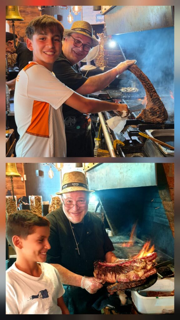 🔥❤️ LA SANGRIA GRILL — ELS CLIENTS FIDELS QUE CREIXEN AMB NOSALTRES

Hi ha coses que fan especial La Sangria Grill… Les nostres carns XXXXL, la brasa de llenya, l’ambient de casa… Però sobretot, els clients que tornen.

Avui ens ha visitat un jove que ja va venir el 2024, i veure’l de nou ha estat una sorpresa preciosa: més gran, més alt, més guapo… i amb el mateix somriure d’aquell primer dia.

A La Sangria Grill no només veieu créixer els nostres chuletons… també veiem créixer els nostres clients. I això és un privilegi que ens emociona.

Gràcies per continuar escollint-nos, any rere any. Aquí, cada visita deixa una història… i avui n’hem viscut una de molt bonica.

#LaSangriaGrill #ClientsQueTornan #Andorra #BrasaDeLlenya #CarnXXXXL #HistoriesQueEscriuLaCasa