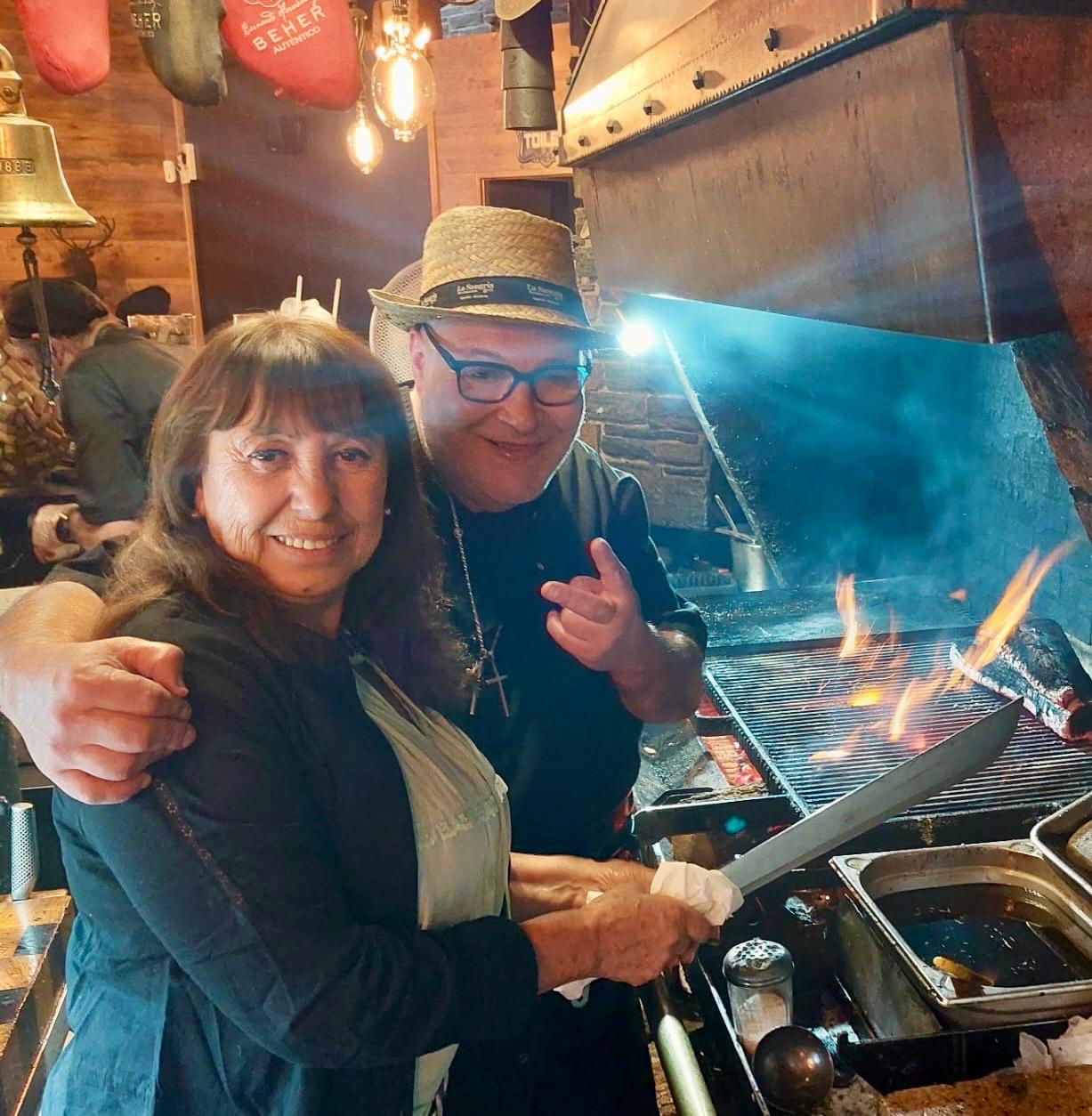 🔥 Restaurant La Sangria Grill — El lugar donde Andorra sabe mejor En Meritxell, en pleno corazón de Andorra, existe La Sangria Grill donde la tradición, el fuego, las carnes, la calidad y la cantidad se convierten en experiencia: La Sangria Grill.   Un espacio pensado para quienes buscan mucho más que comer: quieren disfrutar de las mejores carnes de Andorra. 🔥 Auténticas carnes prémium a la parrilla de leña. Nuestra especialidad y nuestro orgullo. Piezas seleccionadas, cortes generosos y una cocción lenta al fuego de leña que potencia el sabor como en pocos lugares. La experiencia de nuestras carnes a la brasa es el motivo por el que tantos clientes vuelven. 🍽️ Entrantes caseros que sorprenden Platos con atún y mango, caracoles a la brasa, tartar, ensalada César, Camembert al horno… Recetas trabajadas con mimo, pensadas para abrir el apetito y marcar la diferencia desde el primer bocado. 🍰 Postres caseros XXXXL Nuestro tiramisú, nuestras crepes de receta francesa y nuestros postres artesanales son ya un clásico en Meritxell. Dulces, generosos y preparados al momento. 🌄 Una terraza única en Meritxell Comer en La Sangria Grill es disfrutar del aire puro de montaña, de un ambiente cálido y de un servicio atento. Nuestra terraza es uno de los rincones más valorados por quienes buscan tranquilidad y buena gastronomía. 👨‍🍳 Servicio profesional y cercano Nuestro equipo trabaja para que cada visita sea especial. Recomendaciones honestas, rapidez, atención y un trato familiar que hace que muchos clientes nos consideren “su restaurante de confianza”. 📍 Ubicación privilegiada en Meritxell (Canillo) Un entorno emblemático, fácil acceso, aparcamiento y un ambiente perfecto para familias, parejas y grupos de todos los tamaños. ✨ La Sangria Grill no es solo un restaurante: es una experiencia gastronómica que se recuerda. Si buscas calidad, sabor, tradición y un servicio impecable… tu mesa te espera.