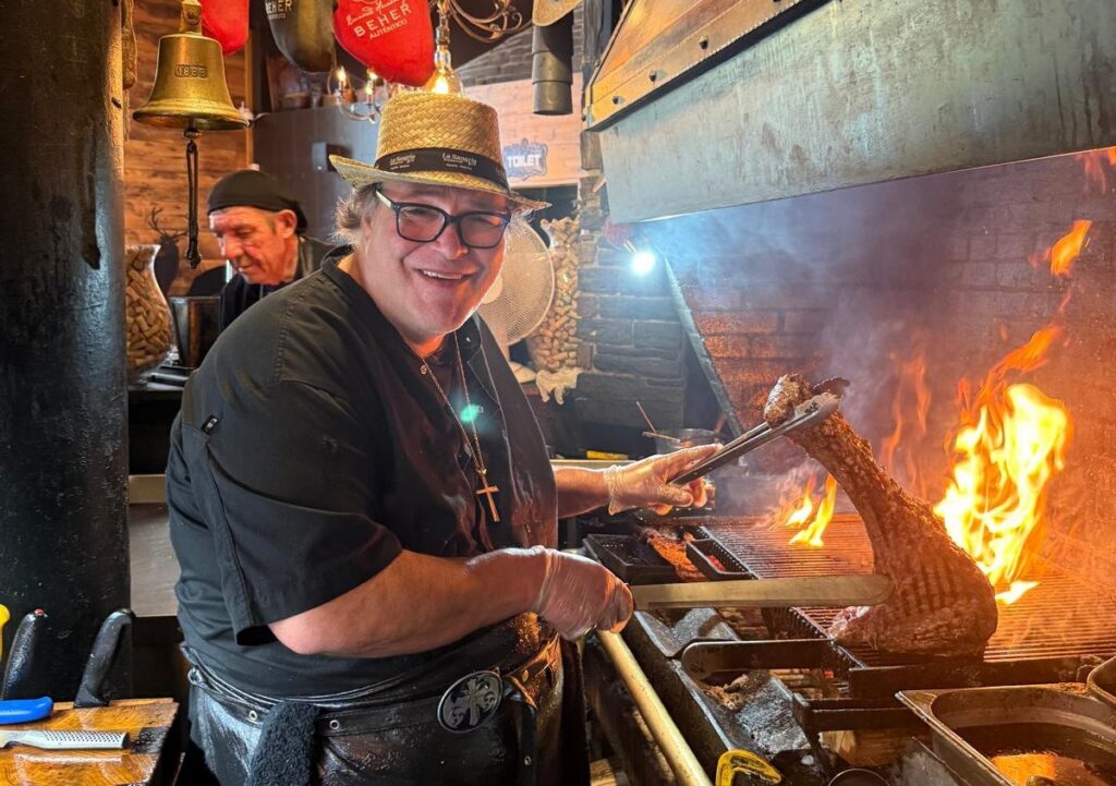 🔥 Restaurant La Sangria Grill — El lugar donde Andorra sabe mejor
En Meritxell, en pleno corazón de Andorra, existe La Sangria Grill donde la tradición, el fuego, las carnes, la calidad y la cantidad se convierten en experiencia: La Sangria Grill.
Un espacio pensado para quienes buscan mucho más que comer: quieren disfrutar de las mejores carnes de Andorra.
🔥 Auténticas carnes prémium a la parrilla de leña.
Nuestra especialidad y nuestro orgullo. Piezas seleccionadas, cortes generosos y una cocción lenta al fuego de leña que potencia el sabor como en pocos lugares.
La experiencia de nuestras carnes a la brasa es el motivo por el que tantos clientes vuelven.
🍽️ Entrantes caseros que sorprenden
Platos con atún y mango, caracoles a la brasa, tartar, ensalada César, Camembert al horno… Recetas trabajadas con mimo, pensadas para abrir el apetito y marcar la diferencia desde el primer bocado.
🍰 Postres caseros XXXXL
Nuestro tiramisú, nuestras crepes de receta francesa y nuestros postres artesanales son ya un clásico en Meritxell. Dulces, generosos y preparados al momento.
🌄 Una terraza única en Meritxell
Comer en La Sangria Grill es disfrutar del aire puro de montaña, de un ambiente cálido y de un servicio atento. Nuestra terraza es uno de los rincones más valorados por quienes buscan tranquilidad y buena gastronomía.
👨🍳 Servicio profesional y cercano
Nuestro equipo trabaja para que cada visita sea especial. Recomendaciones honestas, rapidez, atención y un trato familiar que hace que muchos clientes nos consideren “su restaurante de confianza”.
📍 Ubicación privilegiada en Meritxell (Canillo)
Un entorno emblemático, fácil acceso, aparcamiento y un ambiente perfecto para familias, parejas y grupos de todos los tamaños.
✨ La Sangria Grill no es solo un restaurante: es una experiencia gastronómica que se recuerda.
Si buscas calidad, sabor, tradición y un servicio impecable… tu mesa te espera.