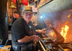 🔥 Restaurant La Sangria Grill — El lugar donde Andorra sabe mejor En Meritxell, en pleno corazón de Andorra, existe La Sangria Grill donde la tradición, el fuego, las carnes, la calidad y la cantidad se convierten en experiencia: La Sangria Grill.   Un espacio pensado para quienes buscan mucho más que comer: quieren disfrutar de las mejores carnes de Andorra. 🔥 Auténticas carnes prémium a la parrilla de leña. Nuestra especialidad y nuestro orgullo. Piezas seleccionadas, cortes generosos y una cocción lenta al fuego de leña que potencia el sabor como en pocos lugares. La experiencia de nuestras carnes a la brasa es el motivo por el que tantos clientes vuelven. 🍽️ Entrantes caseros que sorprenden Platos con atún y mango, caracoles a la brasa, tartar, ensalada César, Camembert al horno… Recetas trabajadas con mimo, pensadas para abrir el apetito y marcar la diferencia desde el primer bocado. 🍰 Postres caseros XXXXL Nuestro tiramisú, nuestras crepes de receta francesa y nuestros postres artesanales son ya un clásico en Meritxell. Dulces, generosos y preparados al momento. 🌄 Una terraza única en Meritxell Comer en La Sangria Grill es disfrutar del aire puro de montaña, de un ambiente cálido y de un servicio atento. Nuestra terraza es uno de los rincones más valorados por quienes buscan tranquilidad y buena gastronomía. 👨‍🍳 Servicio profesional y cercano Nuestro equipo trabaja para que cada visita sea especial. Recomendaciones honestas, rapidez, atención y un trato familiar que hace que muchos clientes nos consideren “su restaurante de confianza”. 📍 Ubicación privilegiada en Meritxell (Canillo) Un entorno emblemático, fácil acceso, aparcamiento y un ambiente perfecto para familias, parejas y grupos de todos los tamaños. ✨ La Sangria Grill no es solo un restaurante: es una experiencia gastronómica que se recuerda. Si buscas calidad, sabor, tradición y un servicio impecable… tu mesa te espera.