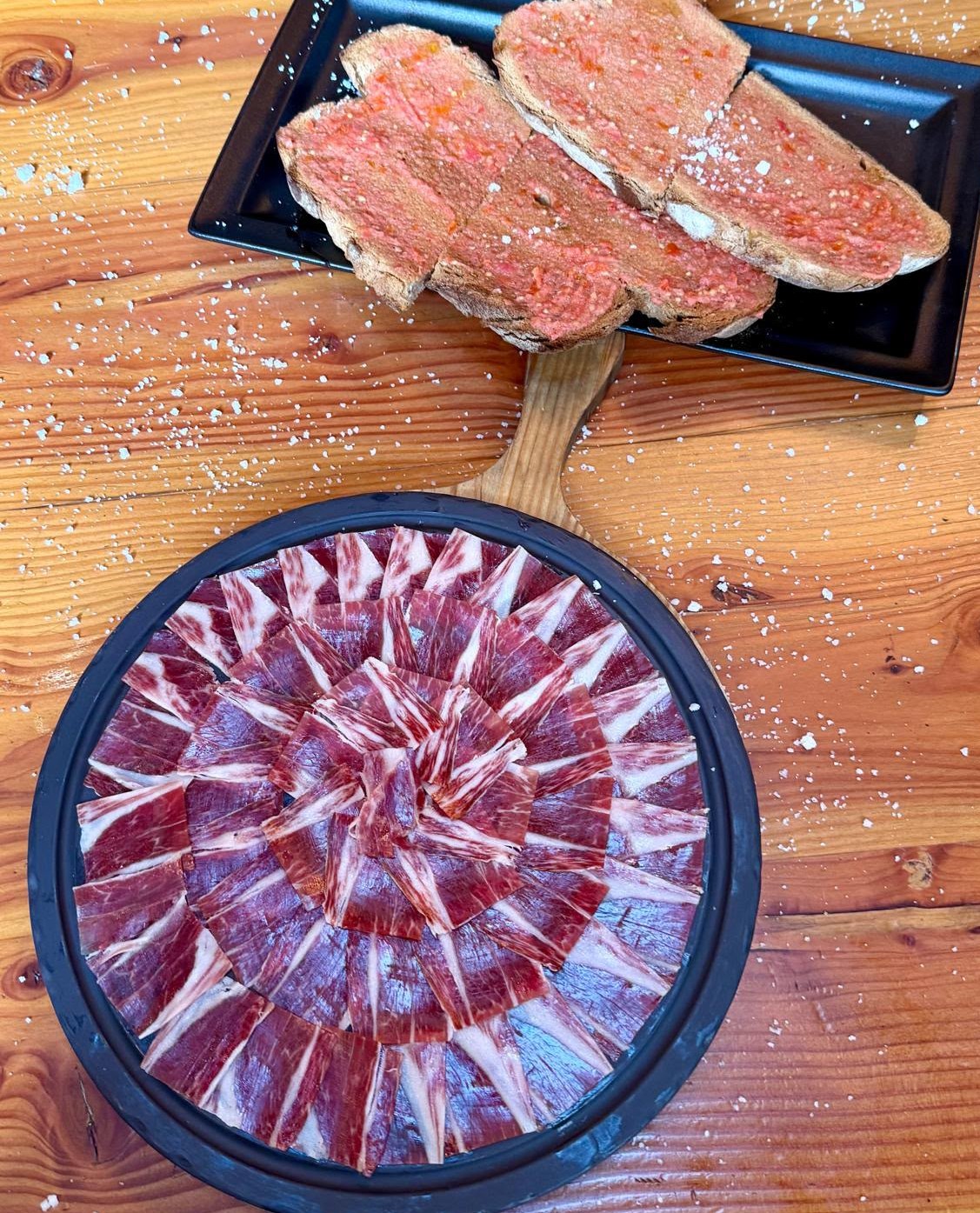 LA SANGRIA GRILL PERNIL IBÈRIC DE GLA XXXXL. I QUAN DIEM XXXXL, ÉS XXXXL. A Sangria Grill Meritxell no juguem a racions petites. Servim les RACIONS XXXXL DE PERNIL IBÈRIC DE GLA amb pa amb tomàquet. Generoses, de veritat. Amb un dels millors pernils ibèrics d'Espanya, tallat fi, que es desfà a la boca. Una ració per compartir... o per gaudir tu sol si ets dels valents. I quan hagis acabat amb l'ibèric, ve el plat fort. El que NOMÉS trobaràs aquí: 🥩 TOMAHAWK XXXXL o BAVETTE XXXXL a la brasa. Úniques a Andorra. No ho trobaràs enlloc més. Peces espectaculars, madurades i cuinades al punt perfecte a la nostra brasa. Una experiència carnívora de debò. I per tancar el cercle? 🍰 El millor Tiramisú del Principat, recepta pròpia de la casa. Cremós, autèntic i inoblidable. O bé el nostre Fondant de xocolata amb dues salses sorpresa... que quan el trenquis, entendràs per què tothom en parla. Sangria Grill Meritxell. Producte XXXXL, sabor XXXXL. T'atreveixes? 📍 Meritxell - Reserva taula i vine amb gana. #SangriaGrill #Meritxell #Andorra #PernilIbericDeGla #RacionsXXXXL